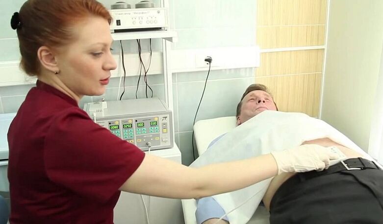 Medicul examinează pacientul pentru a diagnostica prostatita