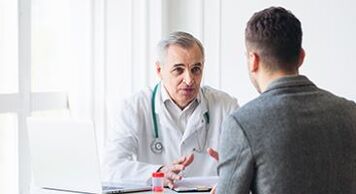 un bărbat la programarea unui specialist